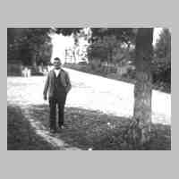 065-0046 Otto Dunkel im Jahre 1938 vor der Auffahrt zu seinem Anwesen..jpg